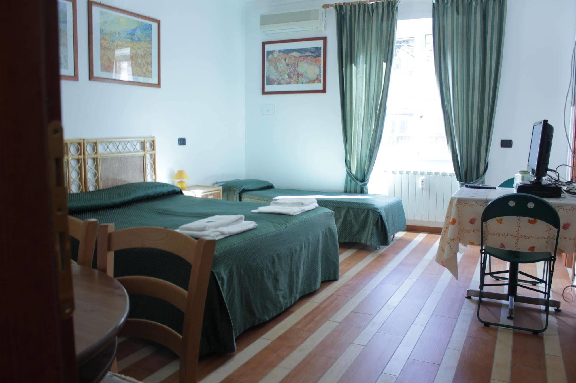 Aparthotel Tourist House Roma Esterno foto