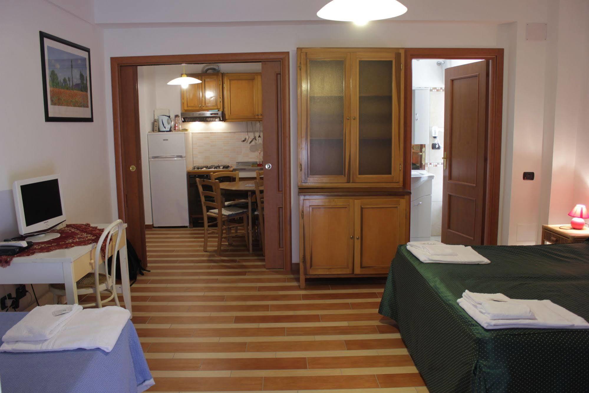 Aparthotel Tourist House Roma Esterno foto